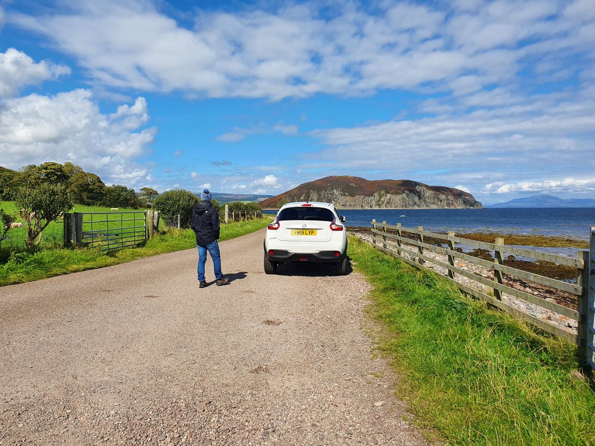 Chris von Reisekröten, neben einem Mietwagen in Schottland