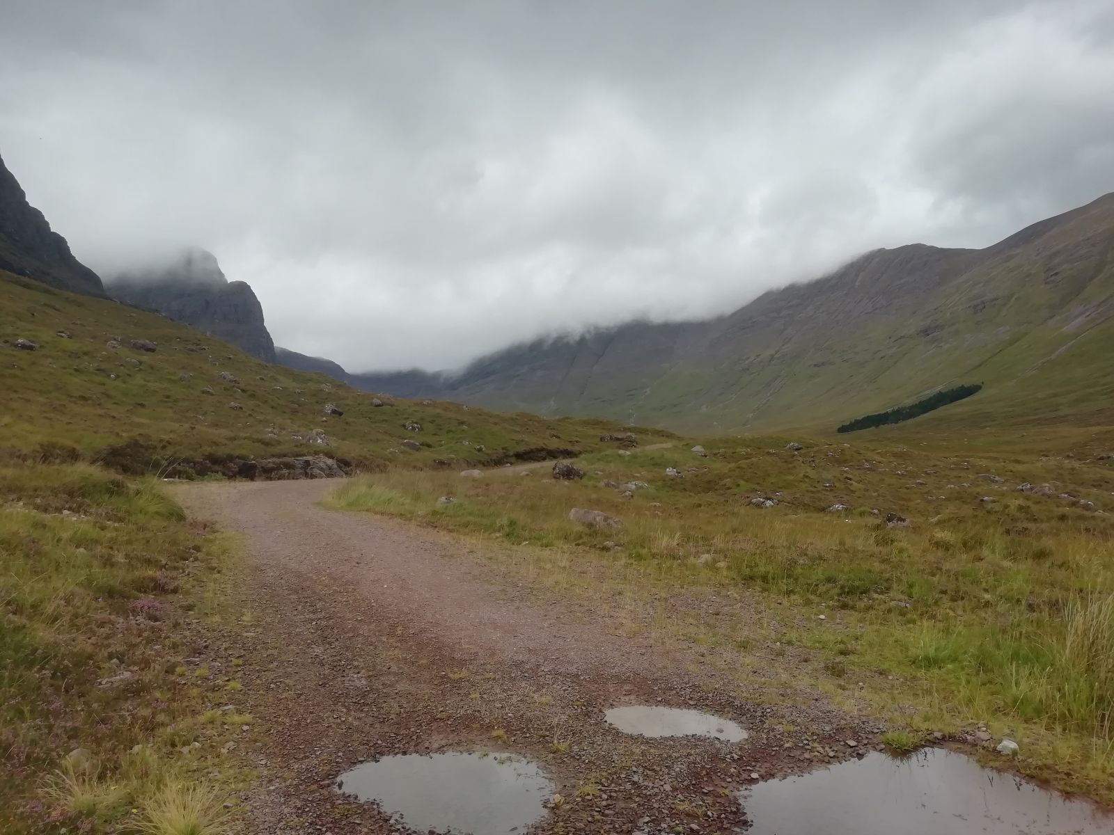 Schotterpiste in den Highlands von Schottland