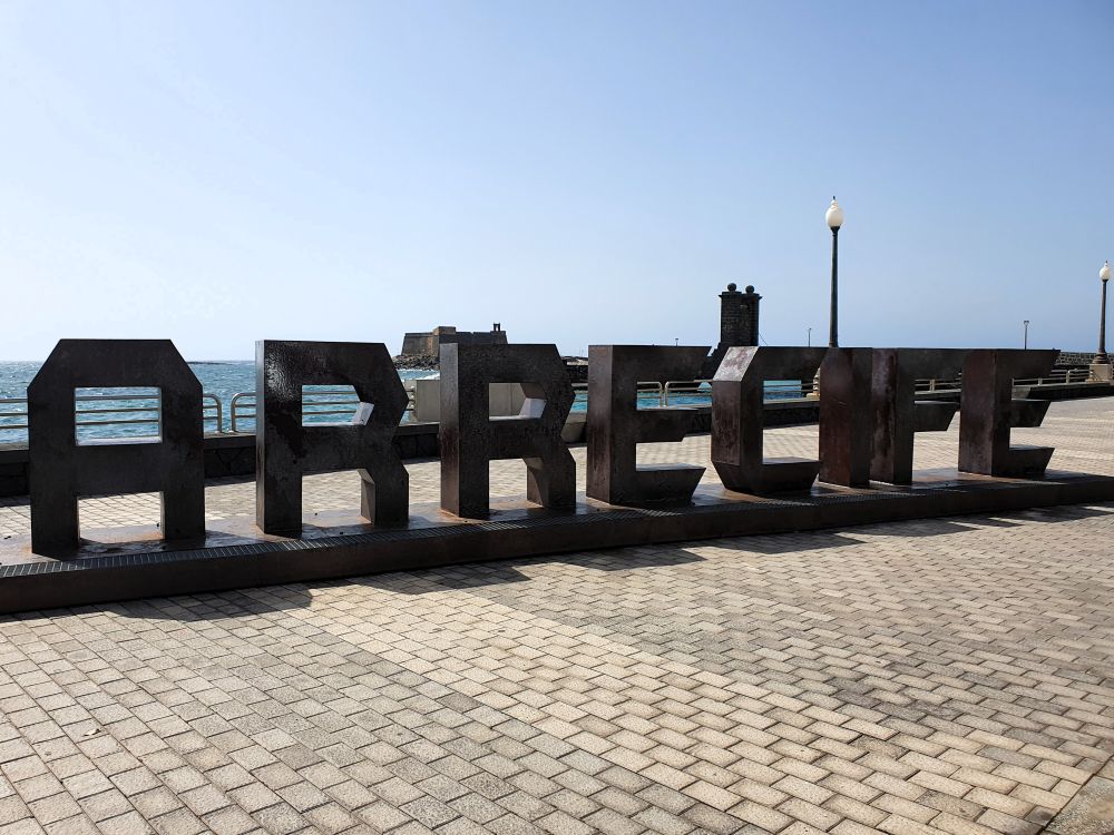 Großer Arrecife-Schriftzug an der Uferpromenade, dahinter der Parque Islas Canarias