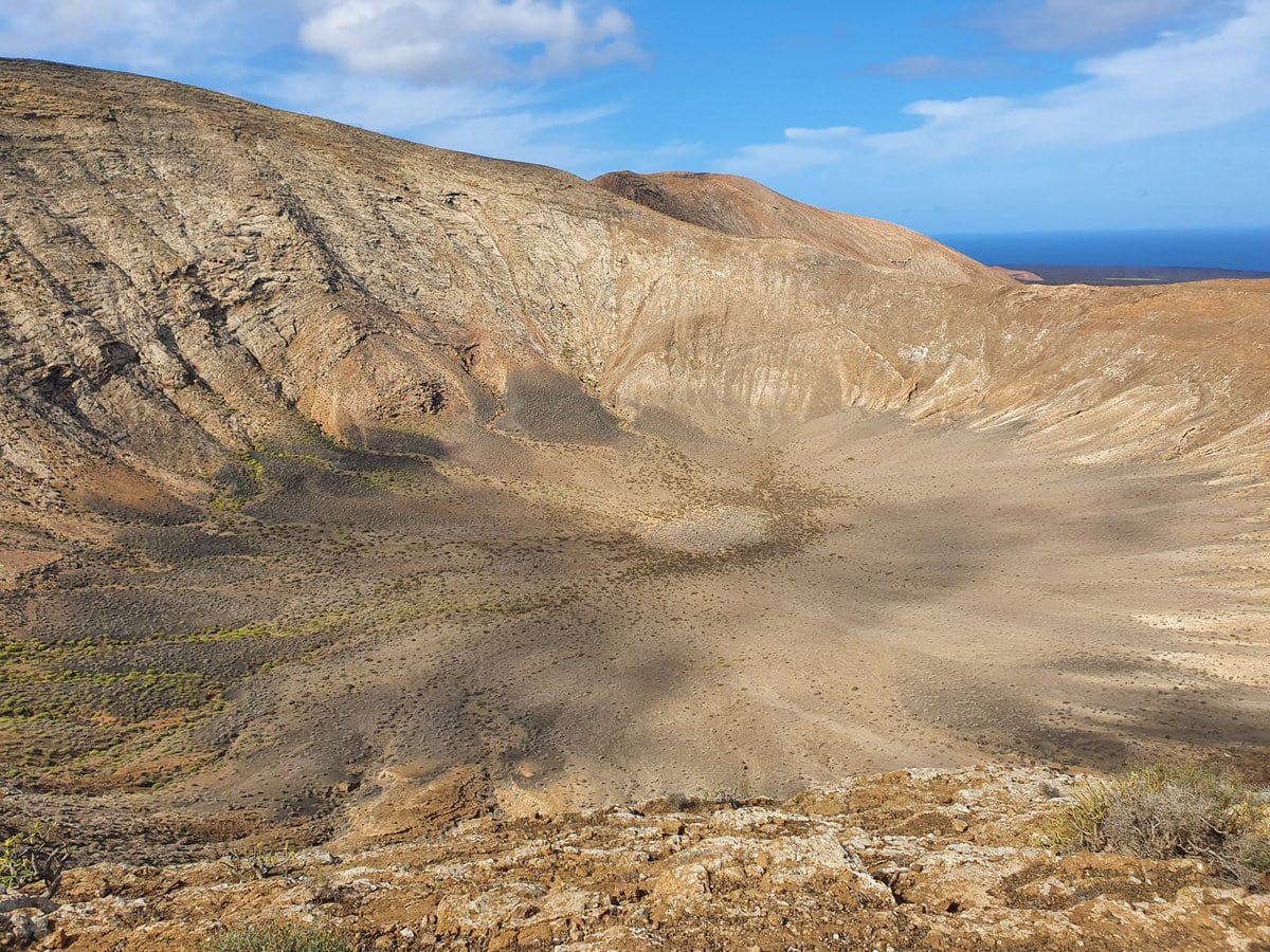 Steil abfallende Innenwand der Caldera Blanca, rund 300 Meter tief