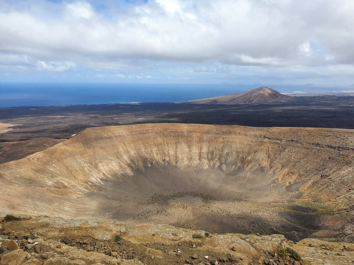 Der rund 1.200 Meter weite Kraterkessel der Caldera Blanca von oben