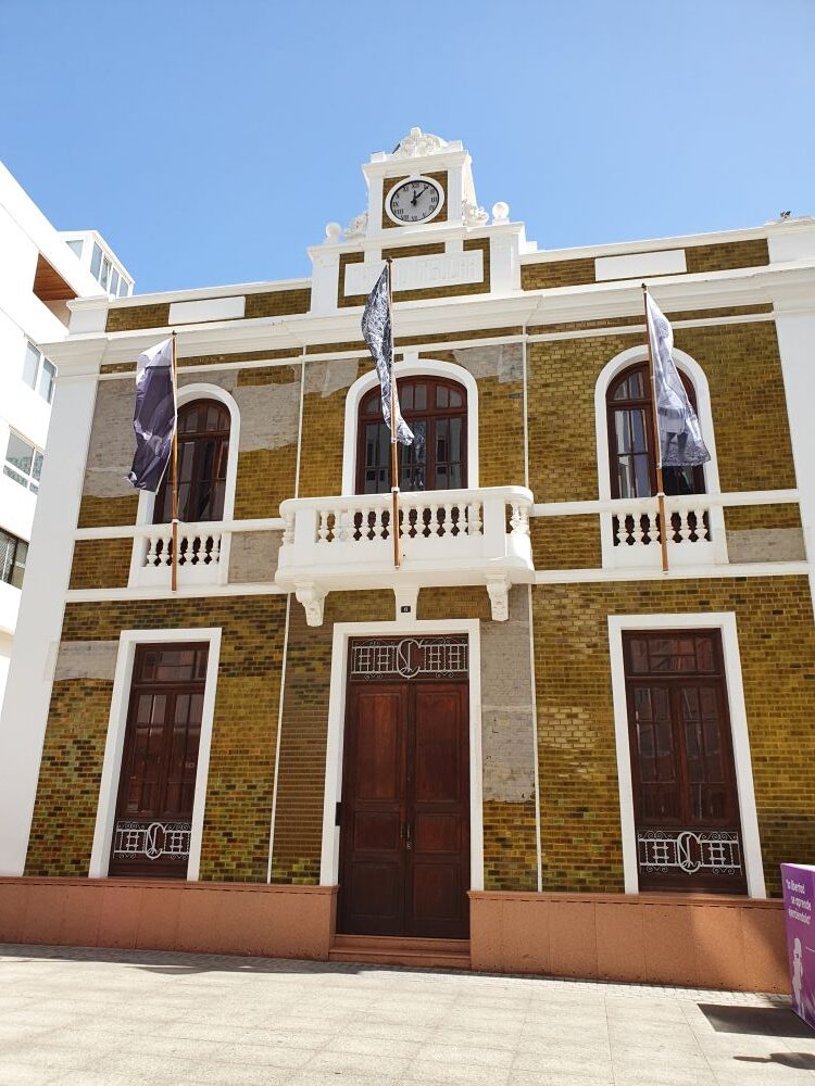 Gelbe Fassade der Casa Amarilla in der Calle León y Castillo, Sitz der Inselregierung