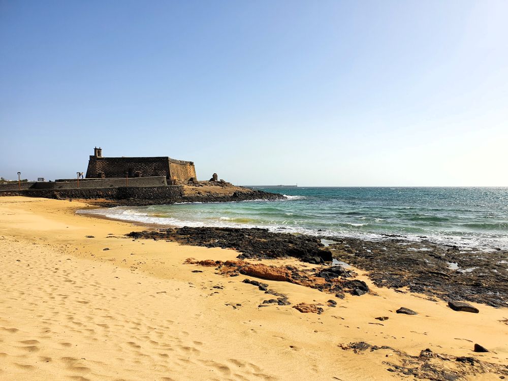 Steinfestung Castillo de San Gabriel auf dem vorgelagerten Inselchen vor Arrecife