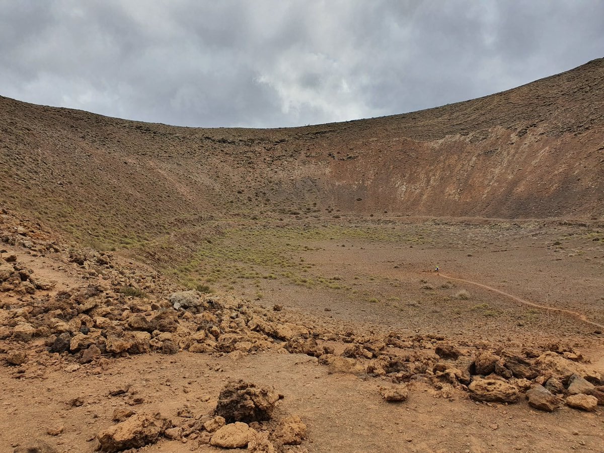 Der rötliche Nachbarkrater Montaña Calderata mit flachem Kraterboden