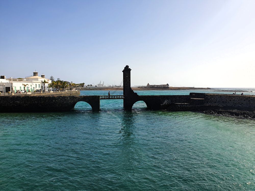 Alte Zugbrücke Puente de las Bolas mit je einer Kanonenkugel auf den beiden Brückenpfeilern