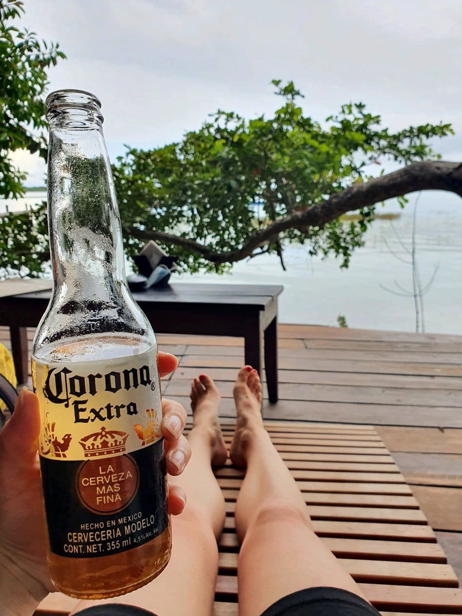 Das La Playita in Bacalar hat eine nette Liegeflächen mit Seeblick