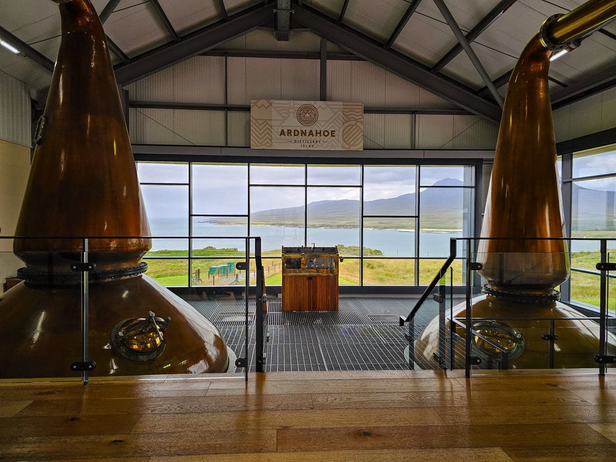 Brennblasen der Destillerie Ardnahoe in Schottland