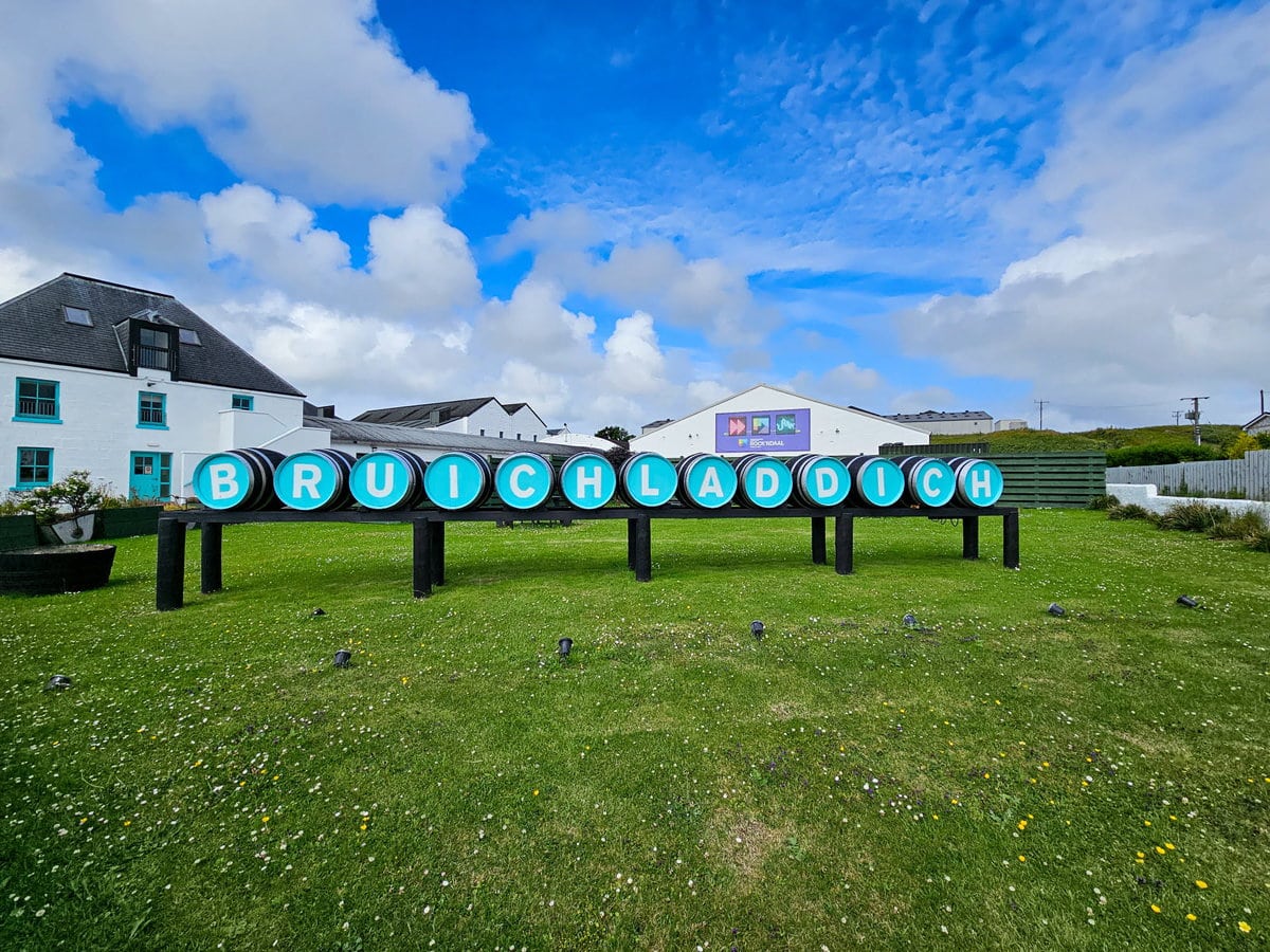 Fässer vor der Whisky Destillerie Bruichladdich