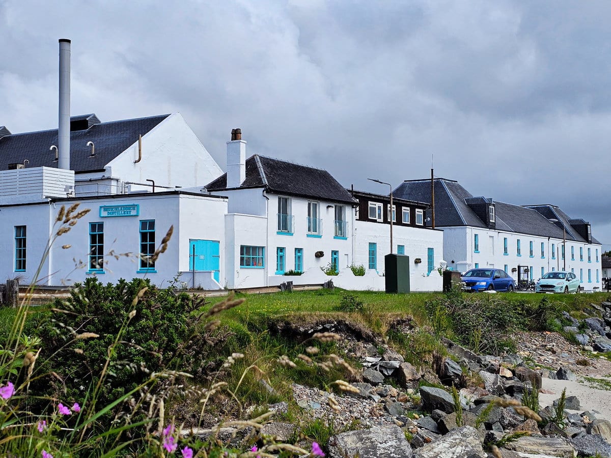 Bruichladdich Destillerie auf Islay, eine der besten und wenig bekannten Destillerien