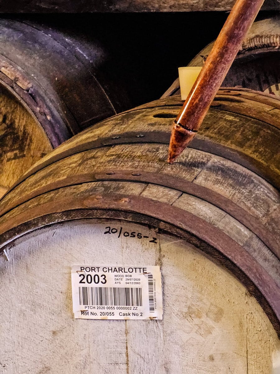 Port Charlotte Whisky aus der Bruichladdich Destillerie in Schottland auf der Insel Islay bei einem Besuch und Warehouse-Tasting