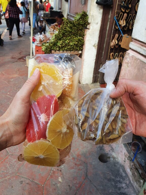 Früchte mit Chili und Salz in Mexiko auf den Straßen von Valladolid