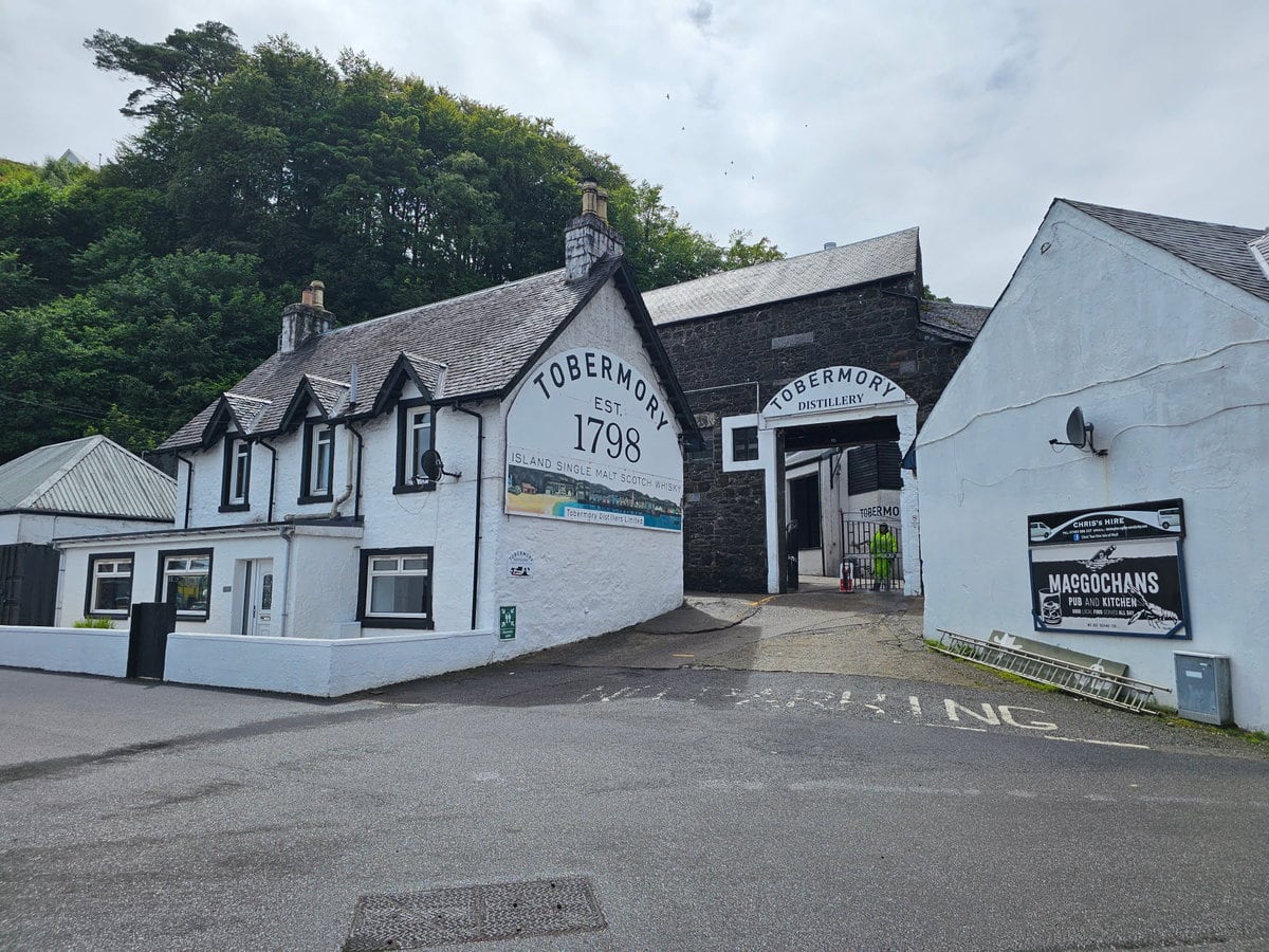 Tobermory Whisky Destillerie auf der Isle of Mull in Schottland