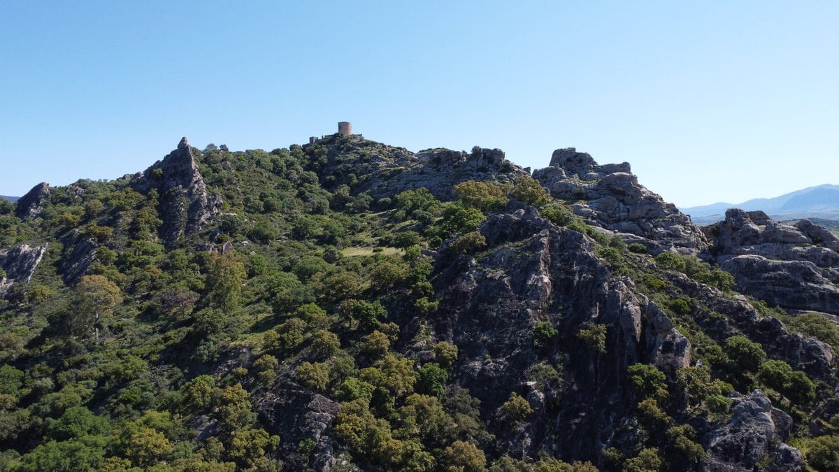 Castillo de Jimena aus Sicht des Rio Hozgarganta