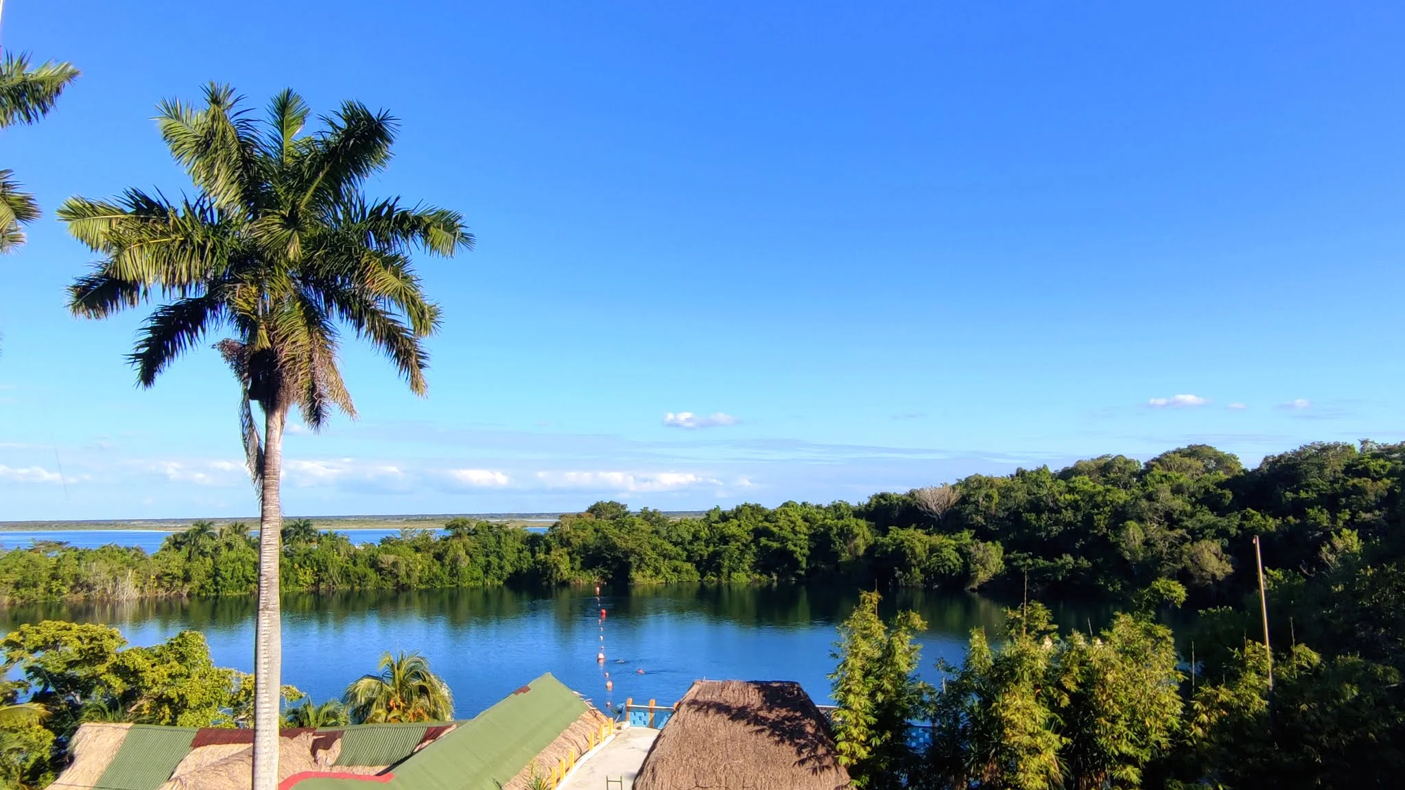 Die große Cenote Azul von Bacalar