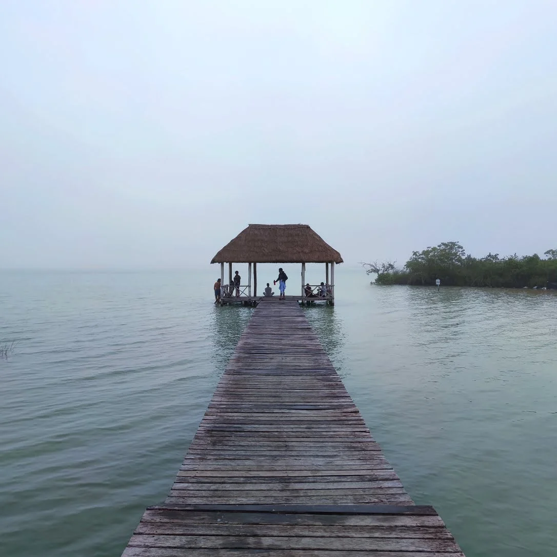 Steg in der Lagune von Bacalar in der Morgendämmerung mit Nebel