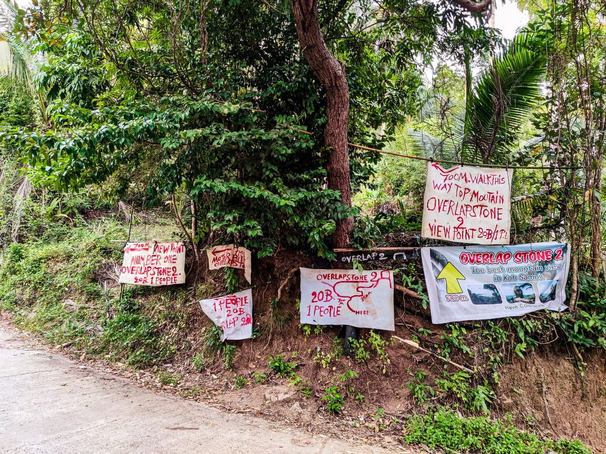 Schilder auf Samui zu falschen Overlap Stone