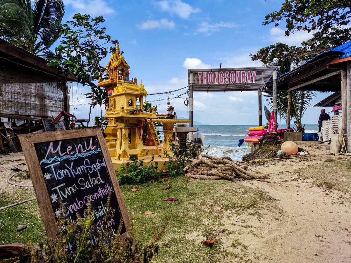 Thongson Bay: Strand auf Koh Samui mit Restaurant
