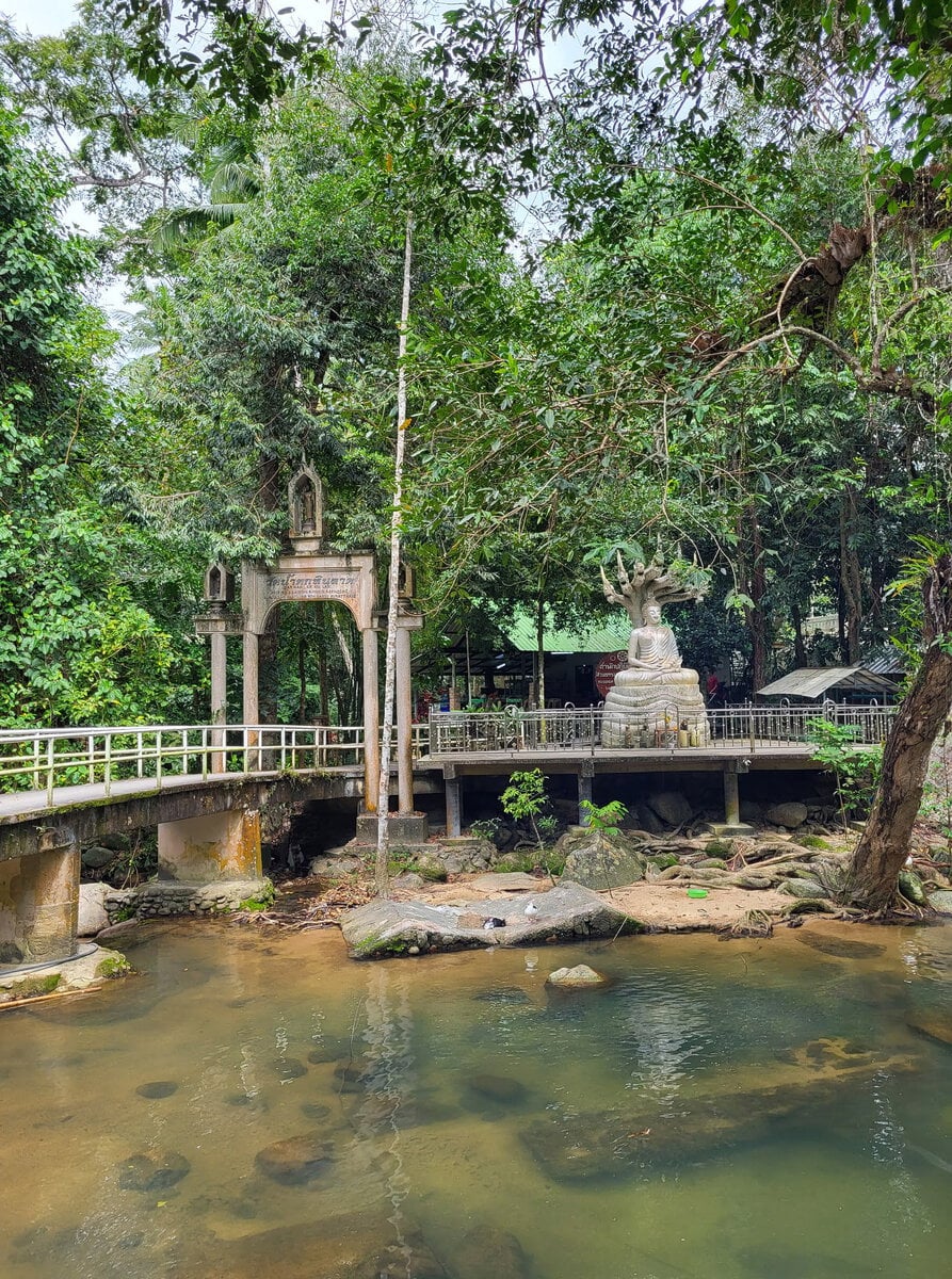 Tempel am Fuße des Hin Lat Wasserfalls auf Koh Samui