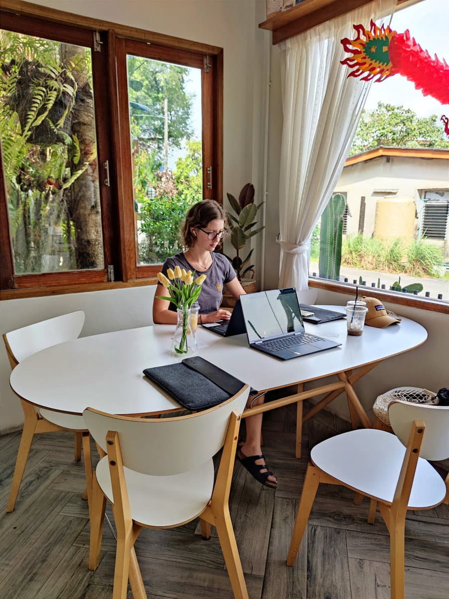 Innenbereich mit Platz zum Arbeiten in Ranong in der 12 Bakery