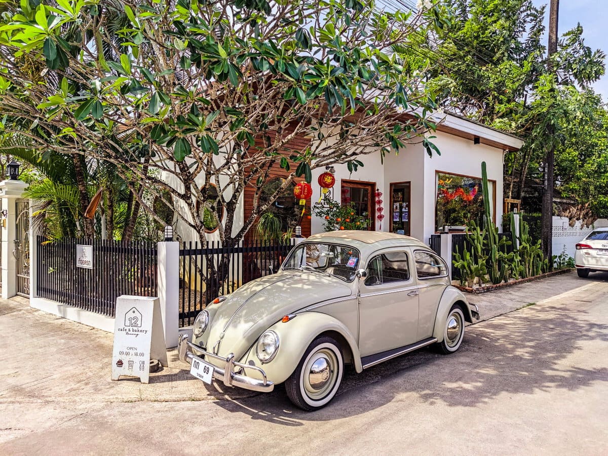 12 Cafe and Bakery in Ranong mit VW Käfer