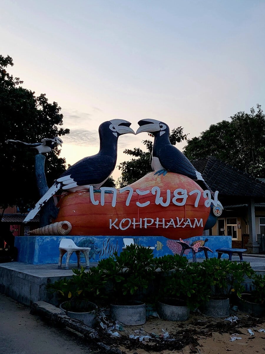 Hornbill Statue am Pier von Koh Phayam