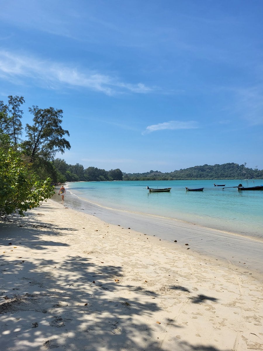 Weißer Strand Aow Kao Khwai (Buffalo Bay) auf Koh Phayam