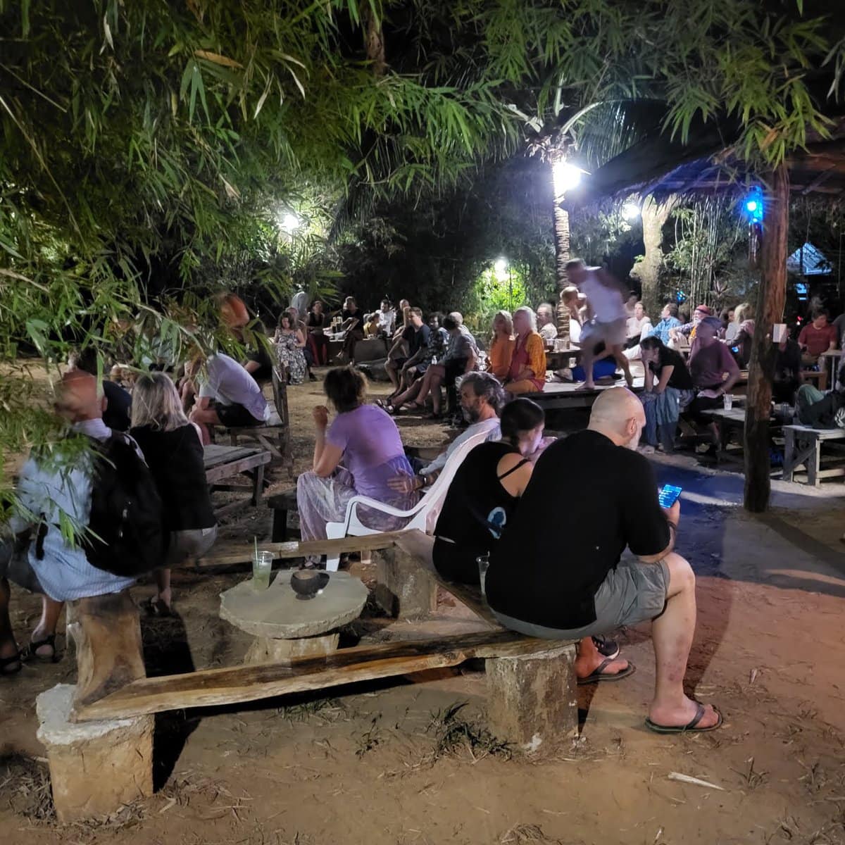 Jam Session auf Koh Phayam am Abend bei Lagerfeuer