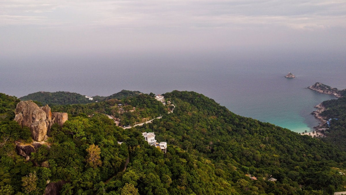 Koh Tao Viewpoint großer Felsen am Berg