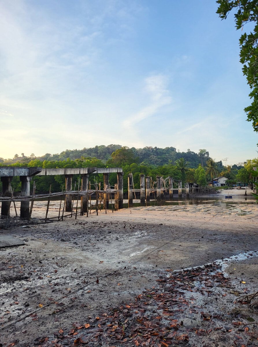 Moken Bridge auf Koh Phayam bei Ebbe