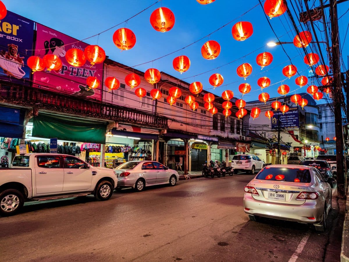 Chinesisches Neujahrsfest in Ranong mit Lampions in den Straßen