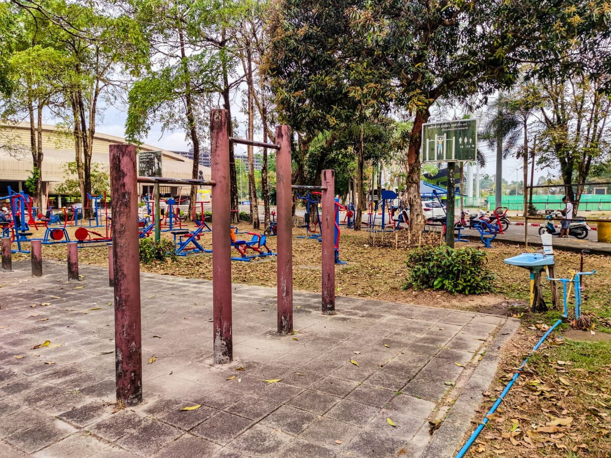 Sportgeräte in Thailand kostenlos im Freien in den Parks und Grünflächen