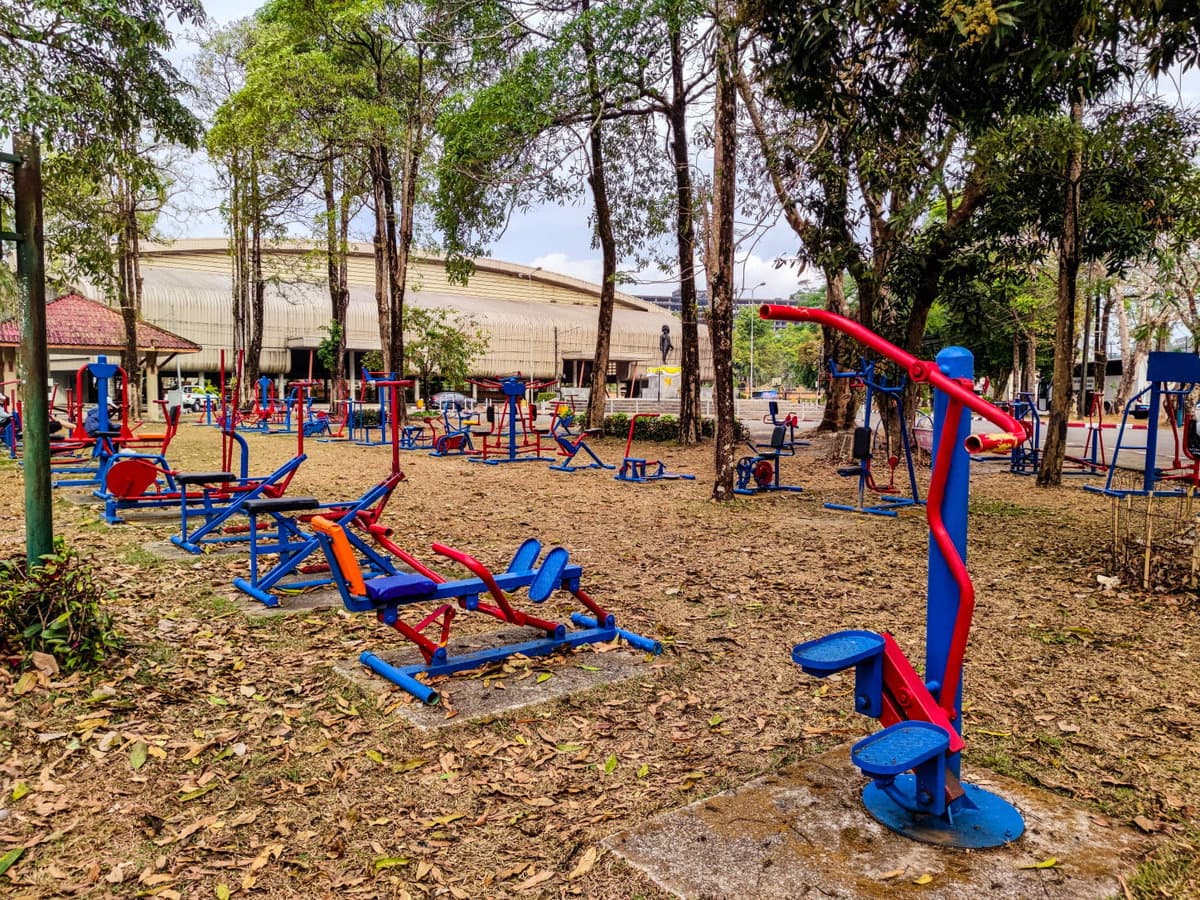 Sportgeräte im Sportpark von Ranong