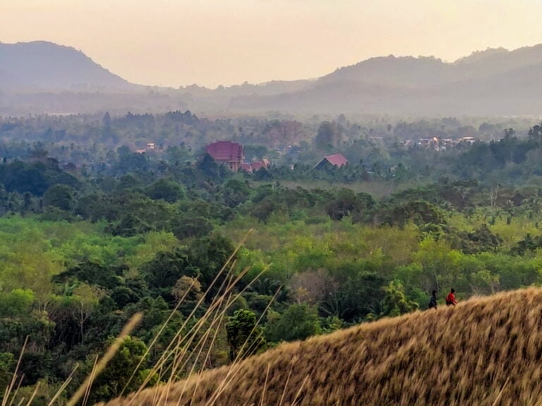 Provinz Ranong, Thailand - Phu Kao Ya mit Tempel bei Sonnenuntergang