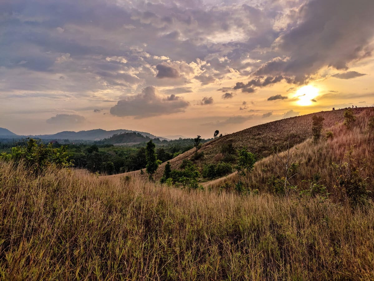 Sonnenuntergang am Phu Kao Ya Park in den Bergen von Ranong