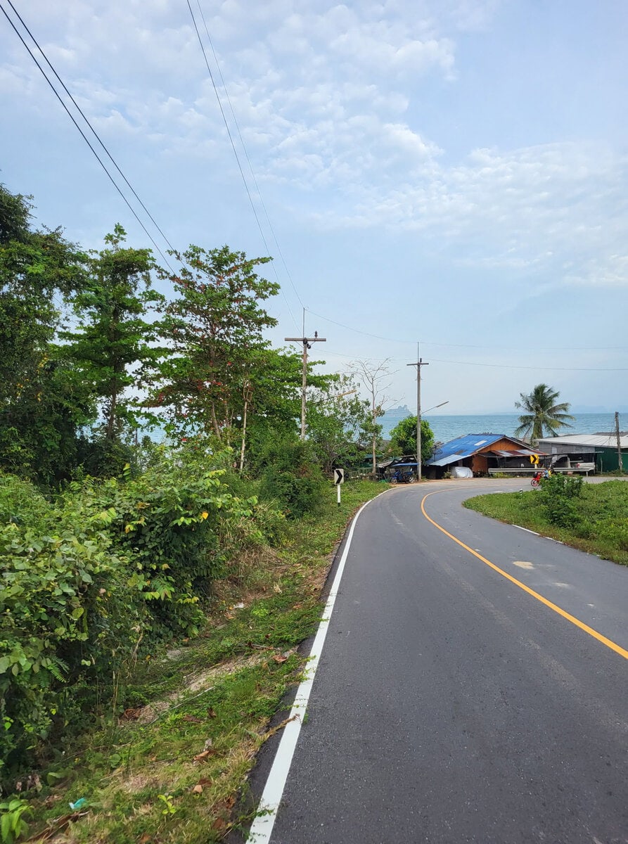 Neu asphaltierte Straße auf Koh Lanta Noi mit glatter Fahrbahn und wenig Verkehr. Das Foto ergänzt Koh Lanta Erfahrungen zur Infrastruktur auf Nebeninseln.