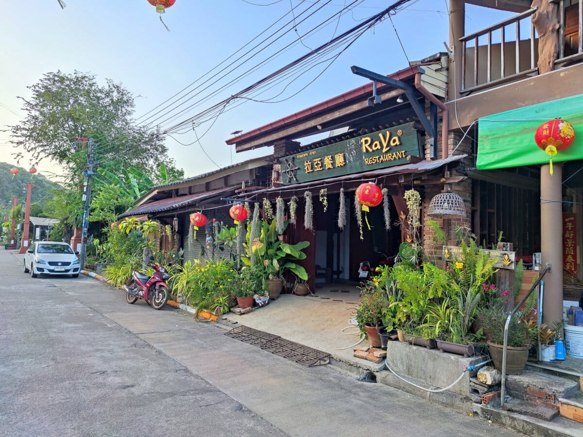 Alte Gebäude in der Walking Street von Old Town auf Koh Lanta