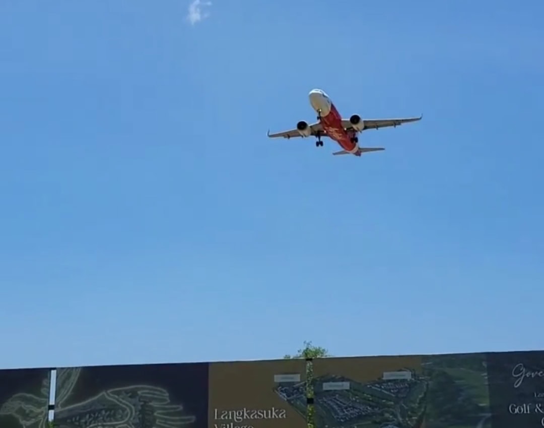 Flugzeug im Landeanflug auf Langkawi