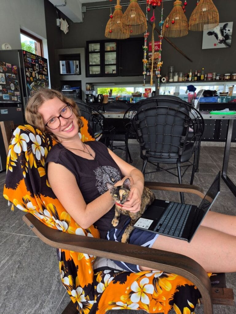 Theresa von Reisekröten mit einer Katze, beim Housesitting in Thailand