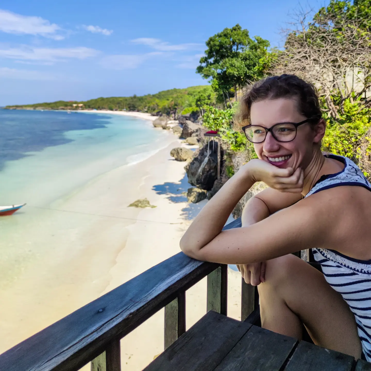Restaurant mit Blick auf den Strand von Bira im Süden von Sulawesi