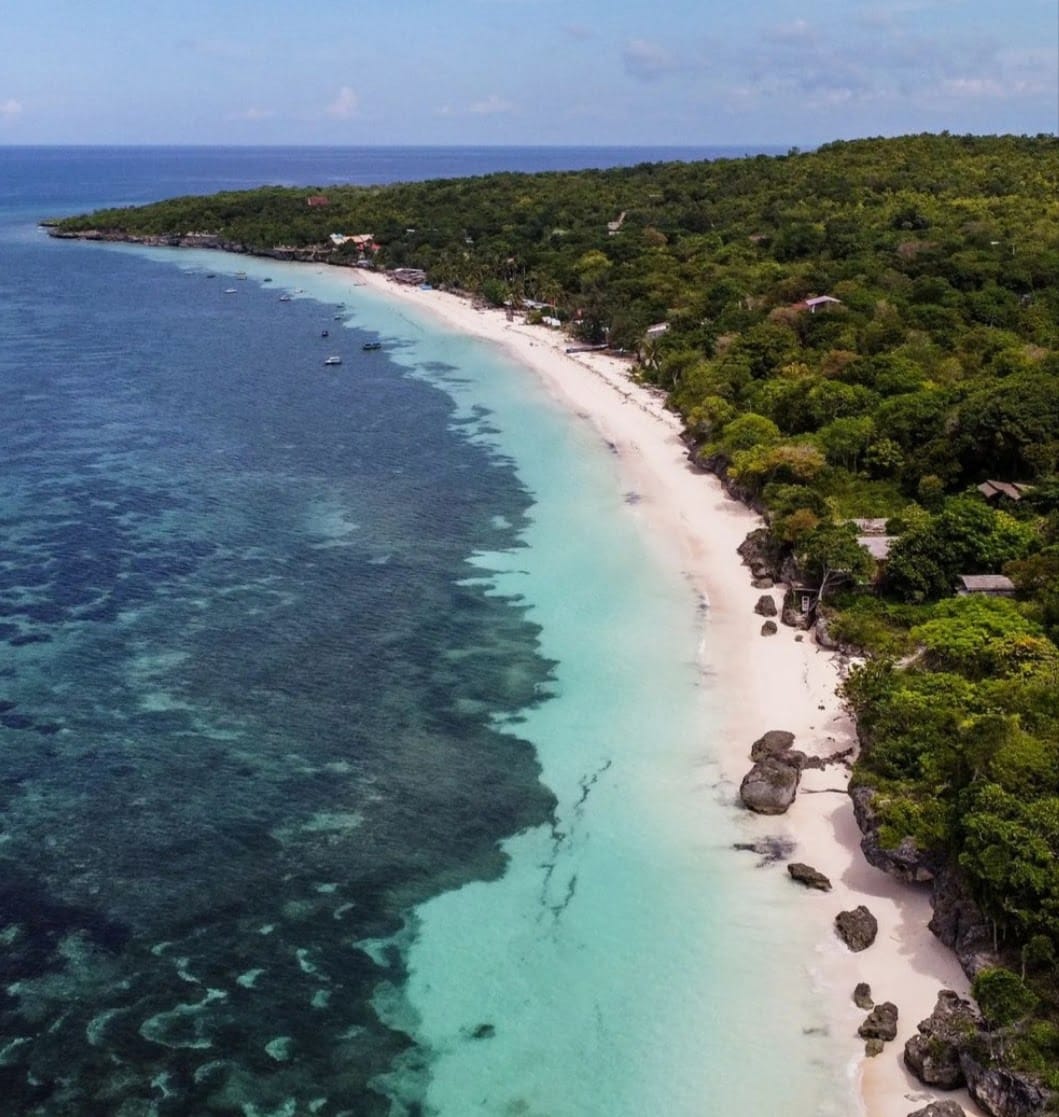 Küste von Bira in Sulawesi im April bei Sonnenschein und gutem Wetter