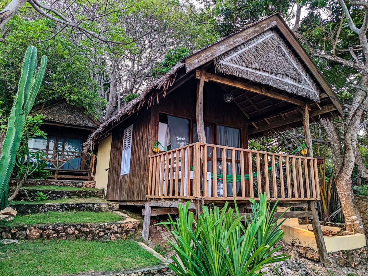 Bungalow in Süd Sulawesi mit Blick auf das Meer im Resort Cosmos Bungalows