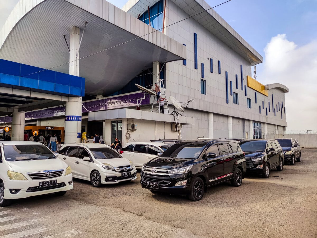 Schwarze Transportfahrzeuge am Flughafen Gorontalo in Nord Sulawesi