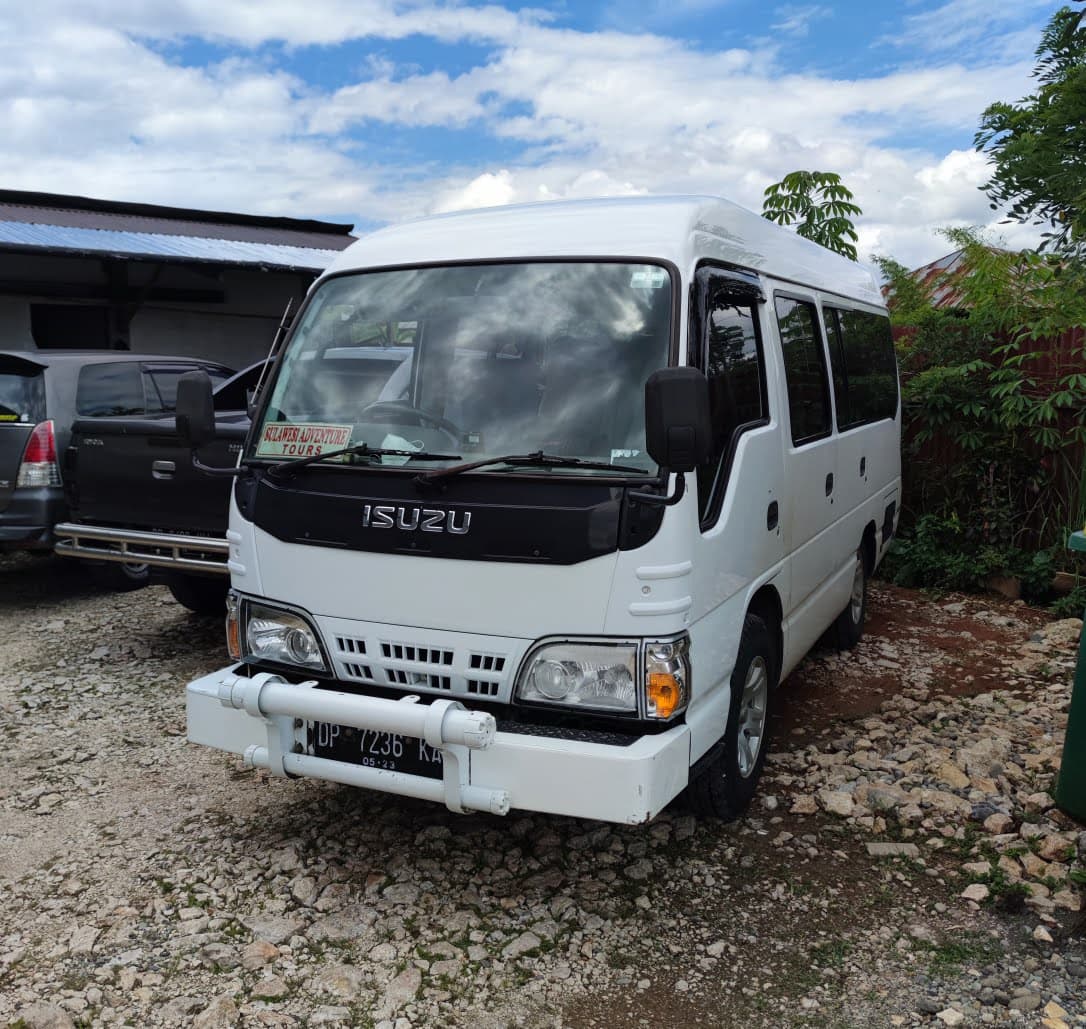 Reisebus für geführte Gruppenreise auf Sulawesi in Toraja