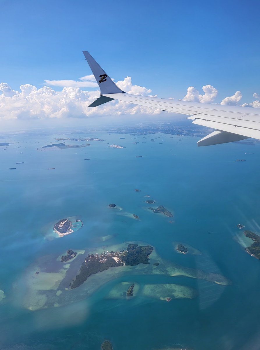 Flug über Inseln in Südostasien