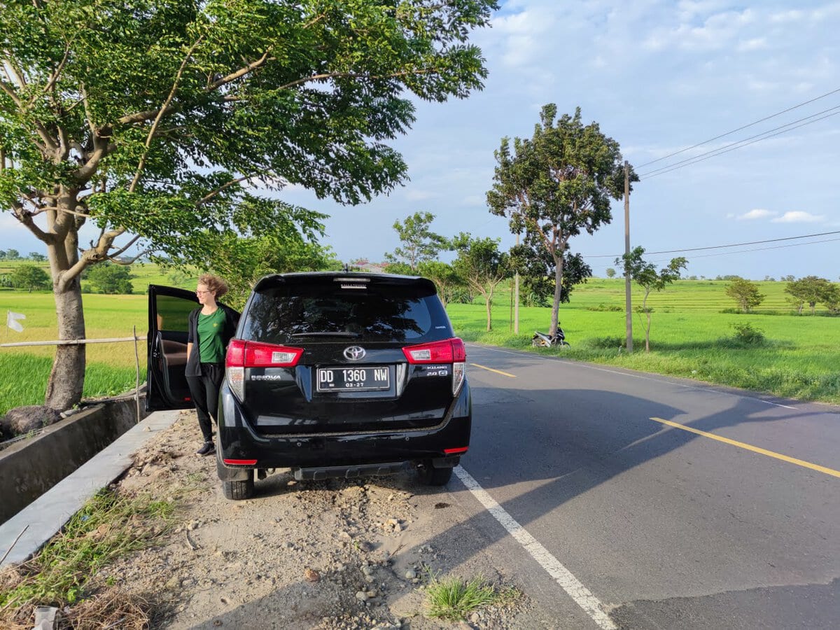 Mietwagen selbst fahren auf Sulawesi von Makassar nach Bira
