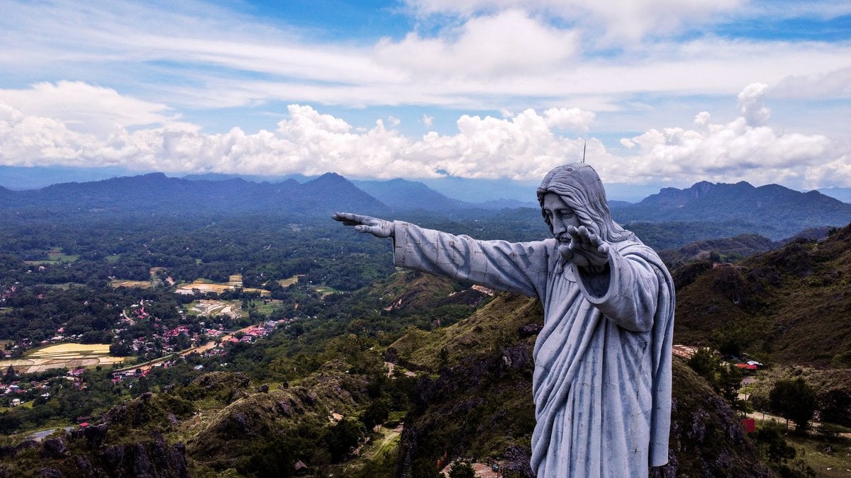 Religionen und Kultur auf Sulawesi: 40 Meter hohe Jesus Statue im Hochland von Tana Toraja