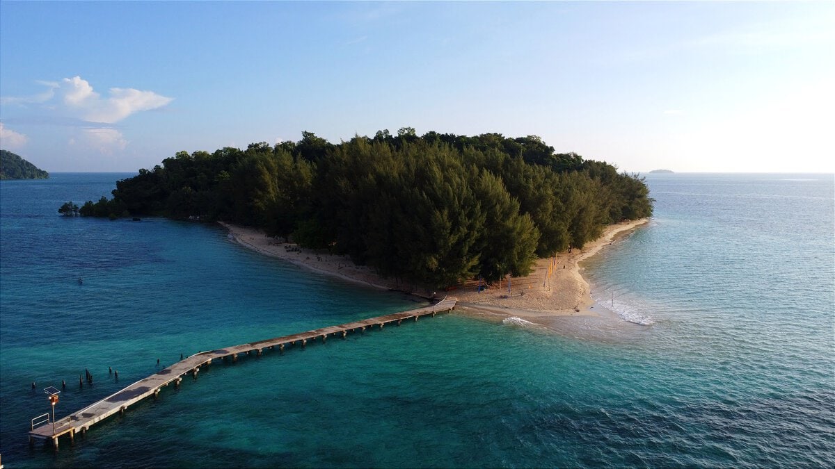 Kleine Insel in der Celebes See vor Sulawesi in Indonesien fernab von jeden Massentourismus