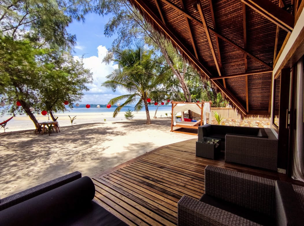 Außenbereich eines Strandbungalows in Indonesien auf Saronde Island in der Celebes See