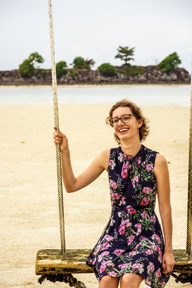 Schaukel am Strand in Indonesien mit Frau in Blumenkleid