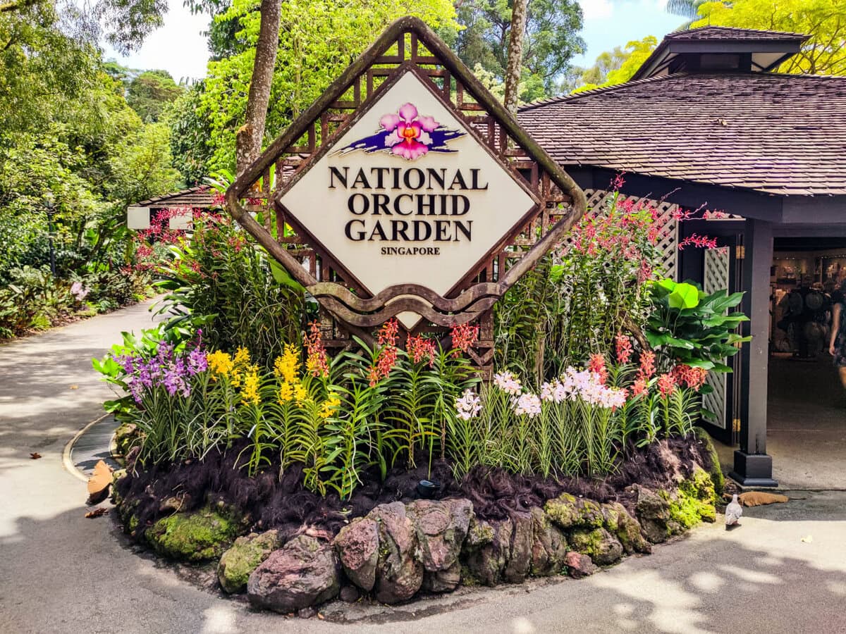 Vor dem Orchideengarten im botanischen Garten von Singapur
